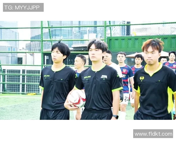 足球明星在场上激烈对话展现团队默契与战术交流的精彩瞬间