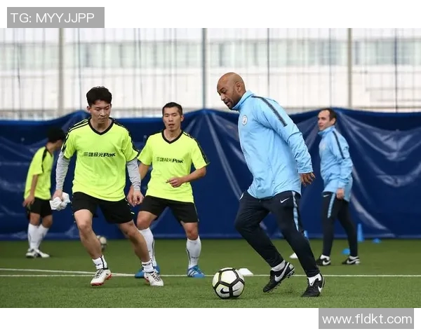 国外足球明星抵达中国引发热烈欢迎粉丝齐聚机场争相合影留念